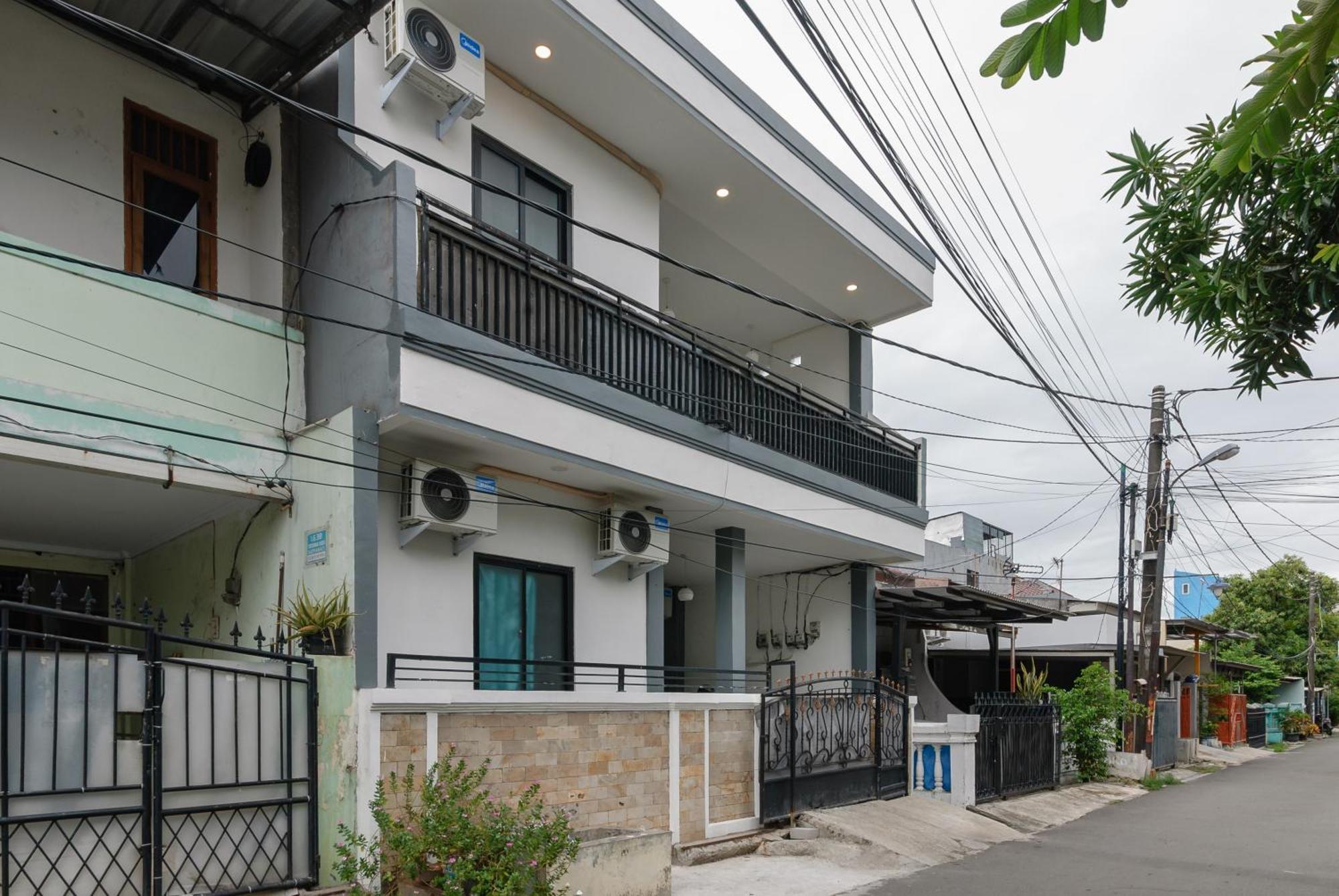 贝克西 Reddoorz At Flamboyan Harapan Indah酒店 外观 照片
