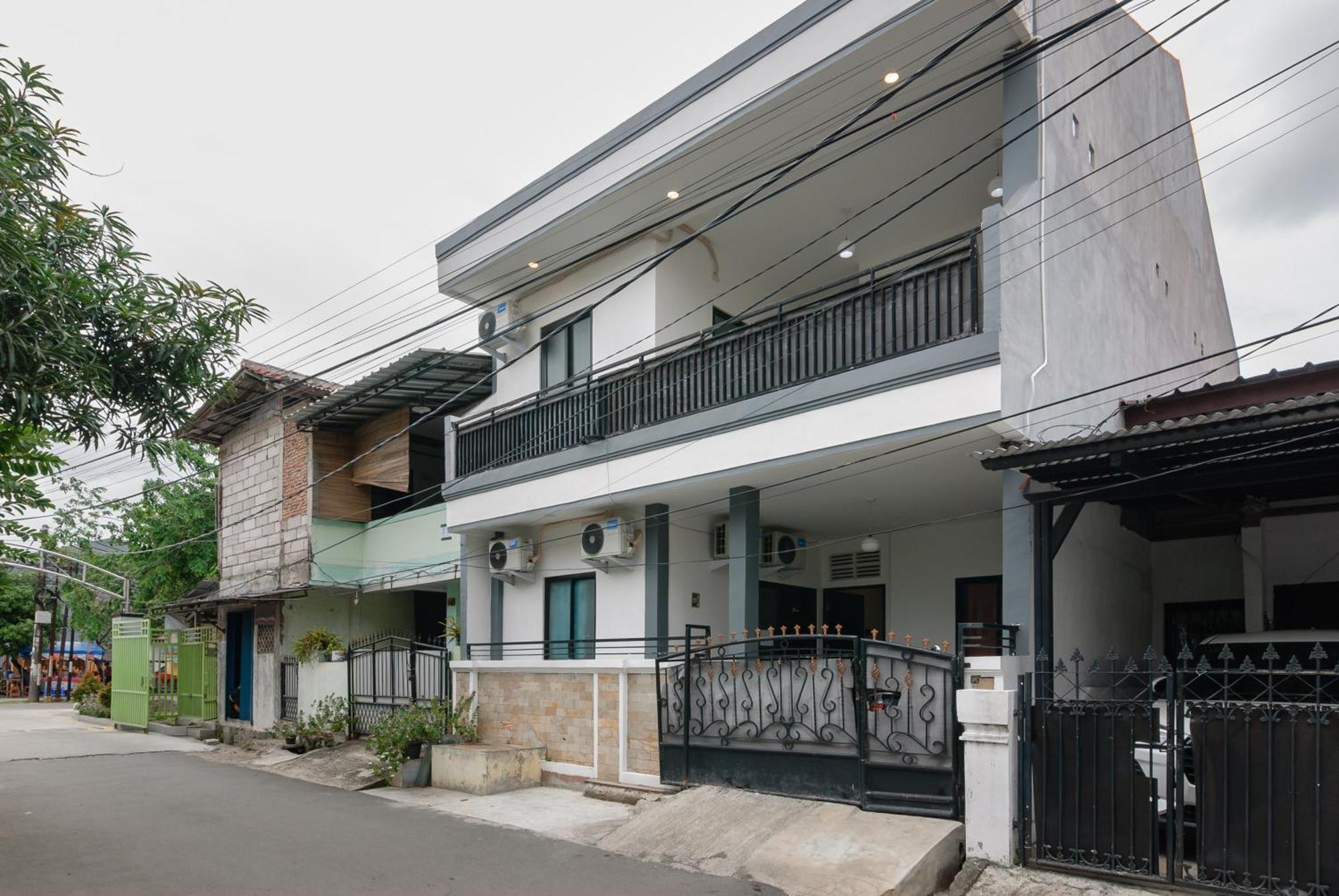 贝克西 Reddoorz At Flamboyan Harapan Indah酒店 外观 照片