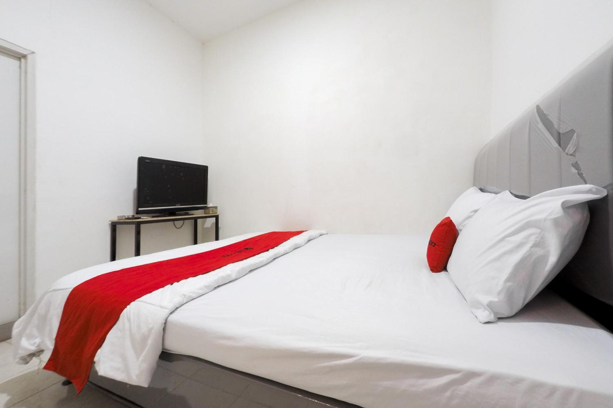 贝克西 Reddoorz At Flamboyan Harapan Indah酒店 外观 照片